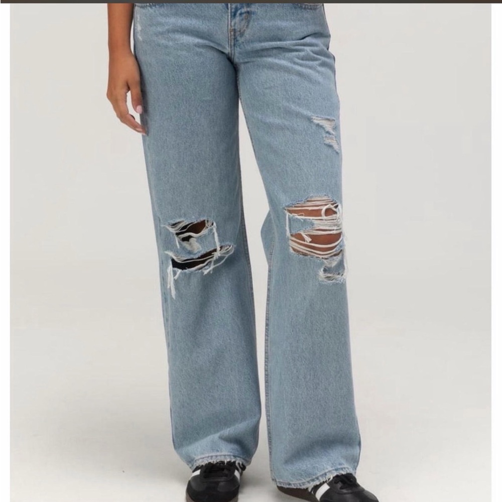 Women’s Distressed Light Blue Levi’s Loose Fitting Jeans - Picture 5 of 5